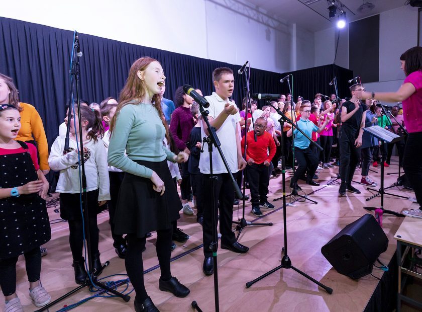 Woodley signing sing