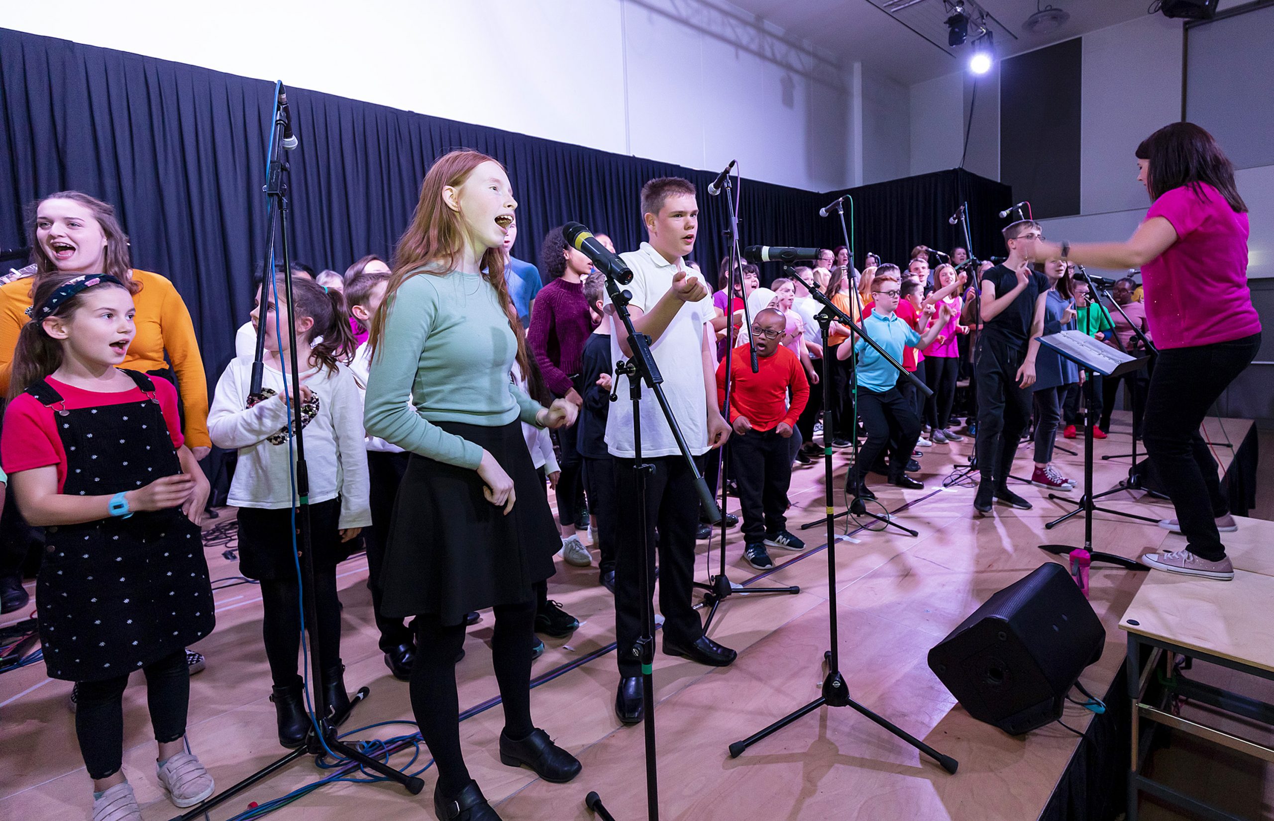 Woodley signing sing