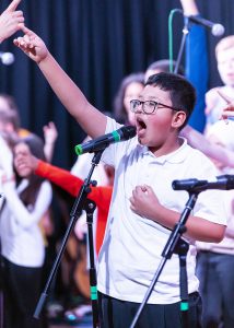 Woodling signing sing