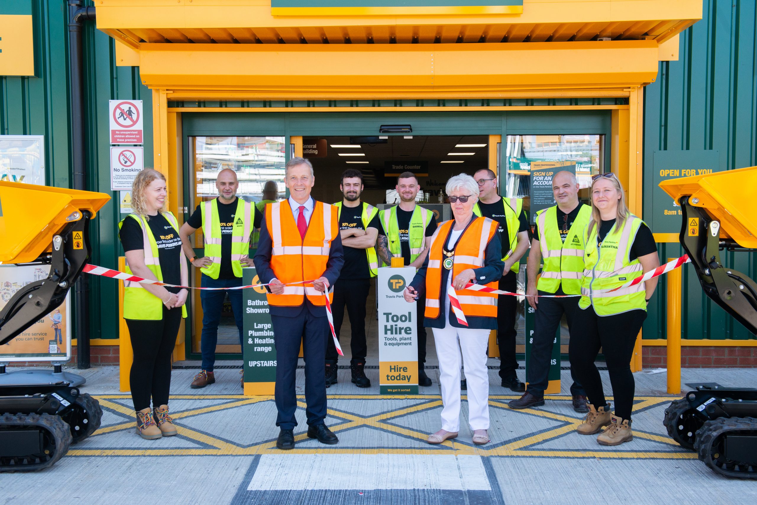 Woodley Town Mayor opens New Woodley Branch of Travis Perkins