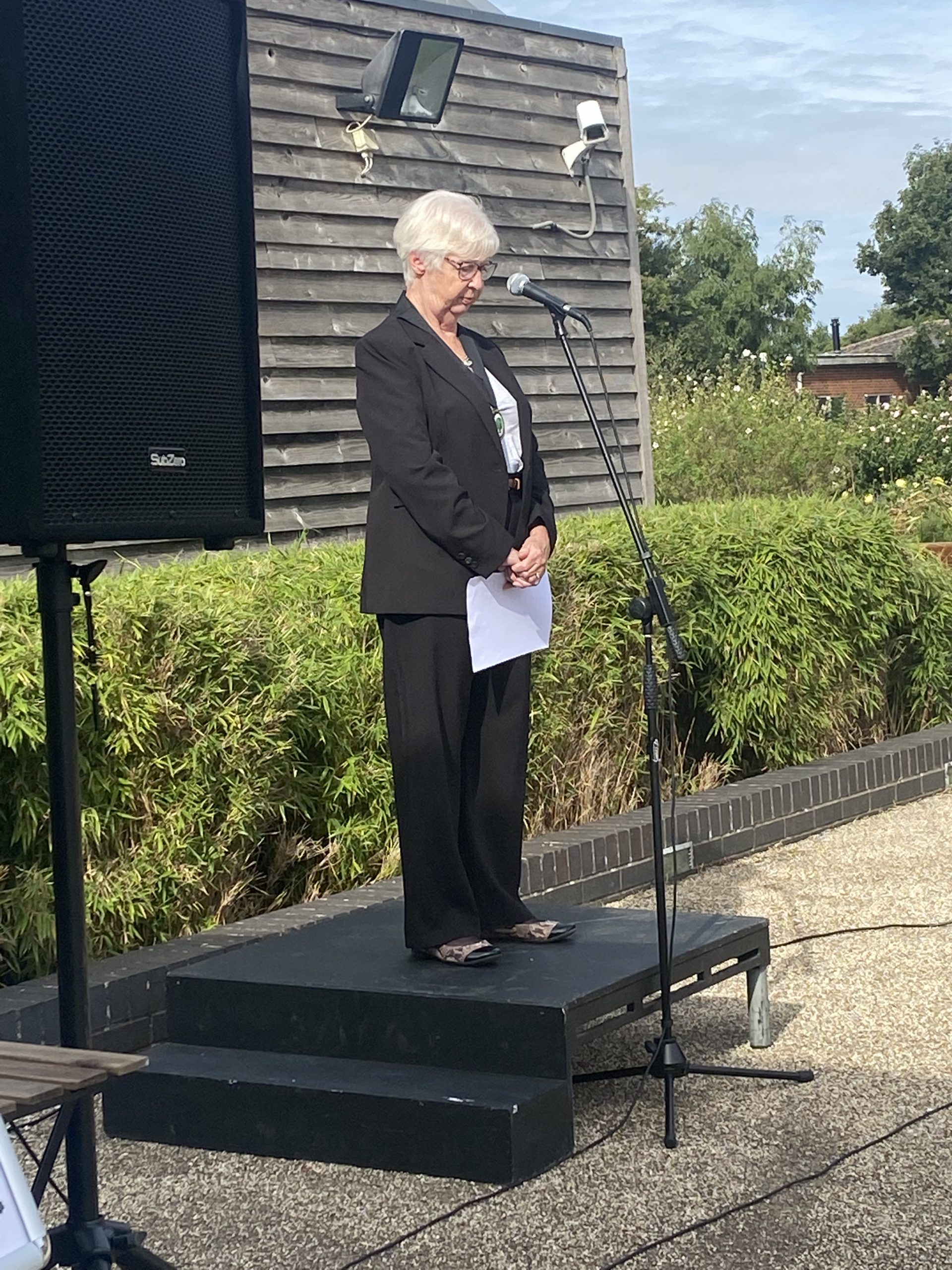 Woodley Town Mayor observes two minute silence for queen