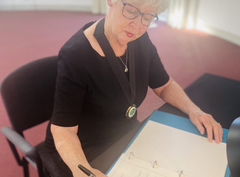 Woodley Town Mayor signs book of condolence